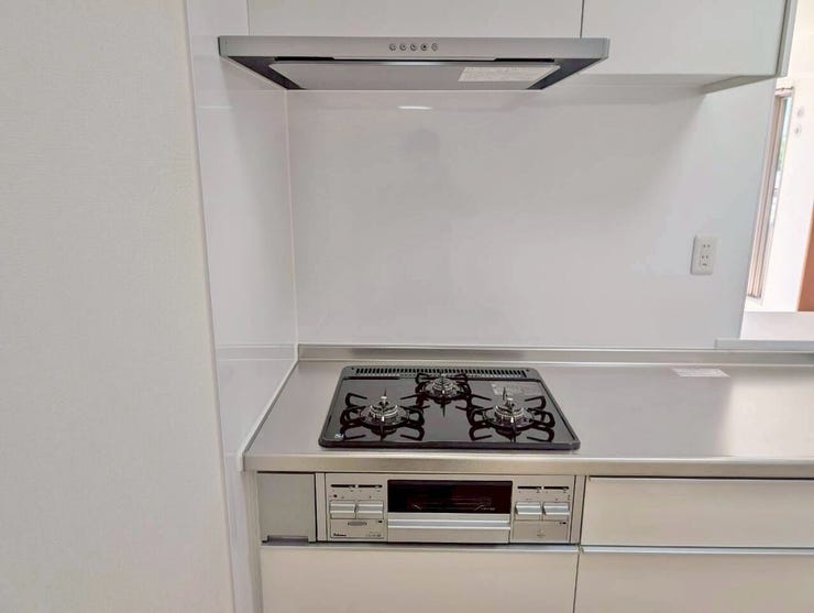 魚焼きグリル付きの3口ガスコンロと、手入れがしやすいフラットなレンジフードを完備し、毎日の料理が楽しくなります。