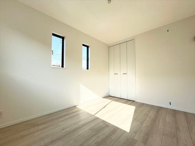 明るく、収納スペースも完備された洋室は、子供部屋としても、寝室としてもお使い頂けます。