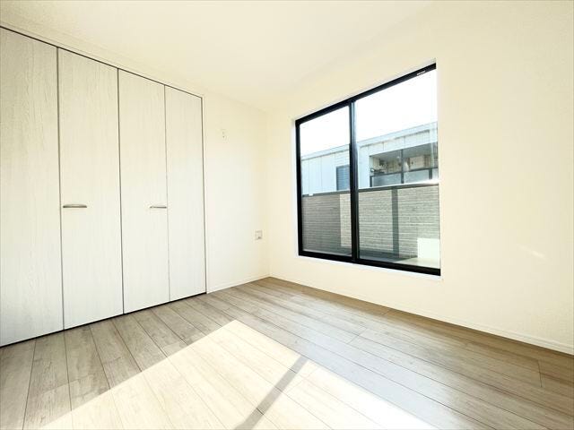 大きな窓からたっぷりの日差しが入り、明るいお部屋になっています。