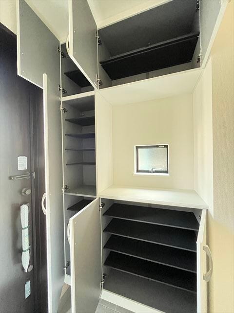 玄関がいつも片付く大容量シューズボックス。