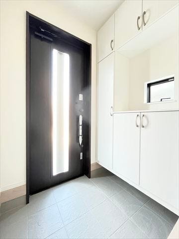 採光を考え抜いて造られた玄関は「行き」も「帰り」も優しく家族を送り出し出迎えます。