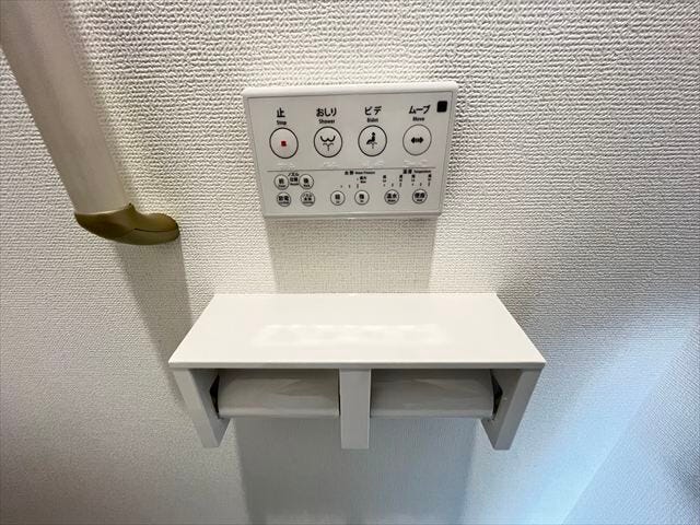 ウォシュレット機能付ですので寒い時期も便座を温かくでき安心して座ることができますね。