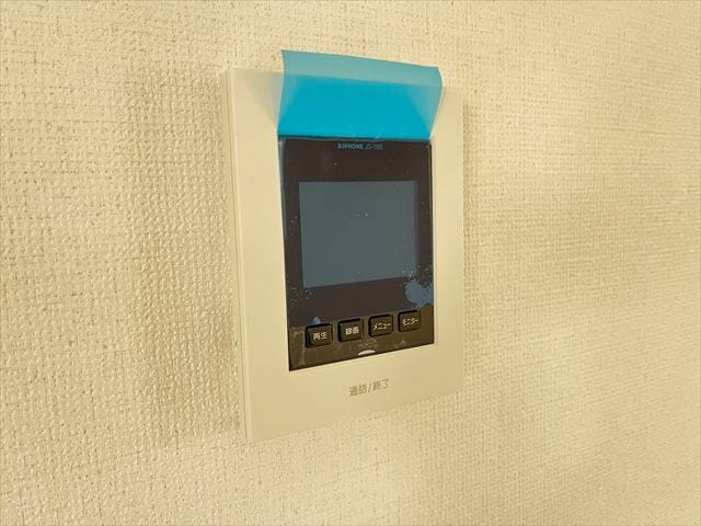 インターホンにモニターが付いているので、玄関まで行かずに来客の対応が出来ます!