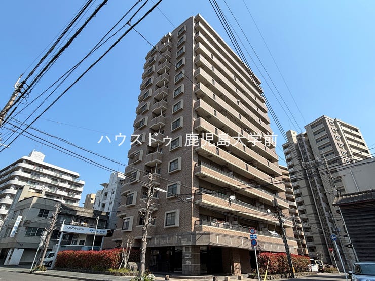 【外観】
アクセス:鹿児島市電唐湊線「いづろ通」より徒歩8分
ペット飼育可(細則有)
駐車場:平面月額10,000~13,000円、機械式月額11,500円