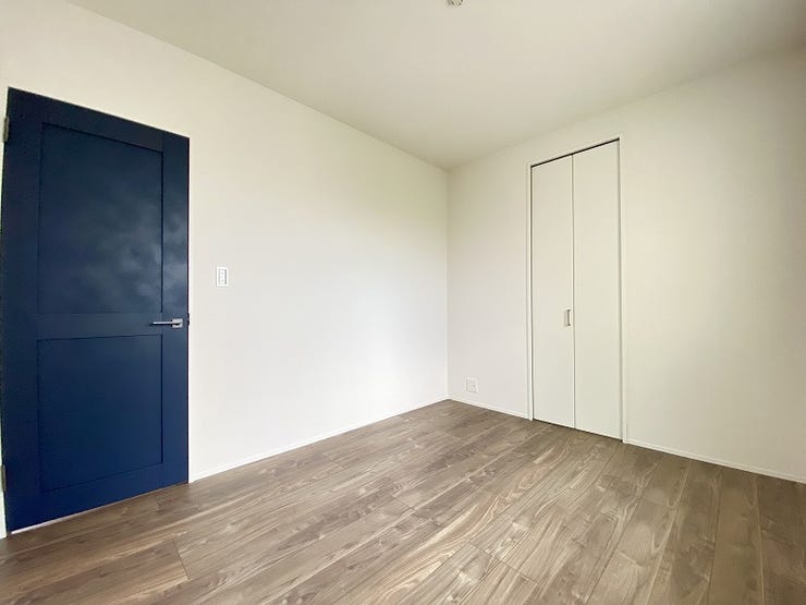 明るい洋室はお子様のお部屋としても良いですね。