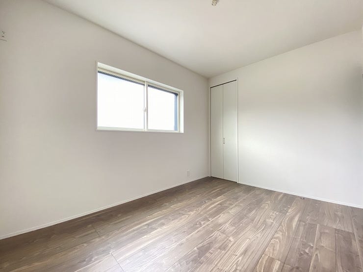 収納豊富な明るい洋室はお子様のお部屋としても良いですね。