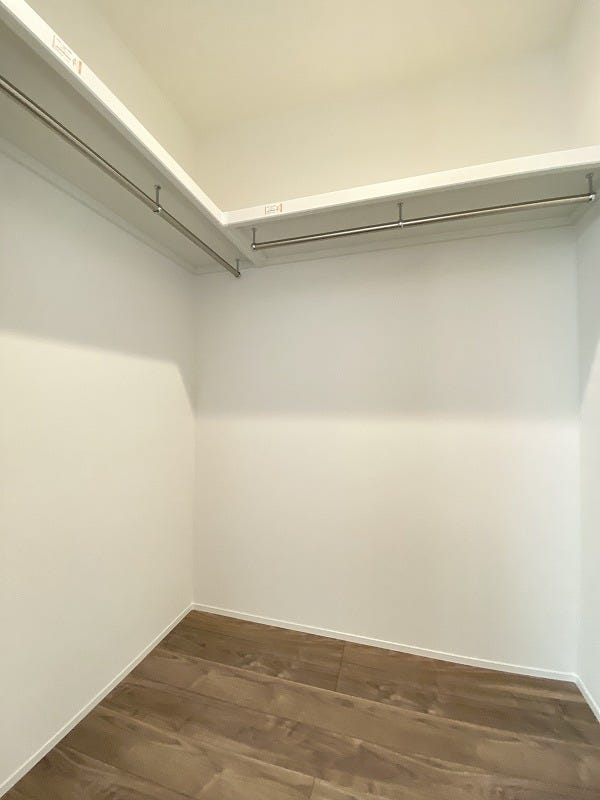 うれしいウォークinクローゼットあり。大切な衣料を収納できるハンガーパイプも付いているので、すっきり片付けられますね♪