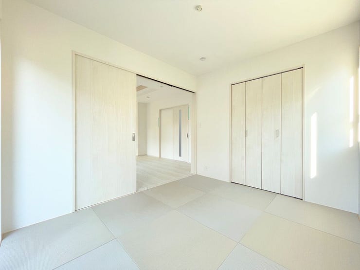 リビングとつながるお部屋は、
お客さまが遊びに来た時にも使えますし、
ちょっと疲れた時にお昼寝できるのもうれしいですね。