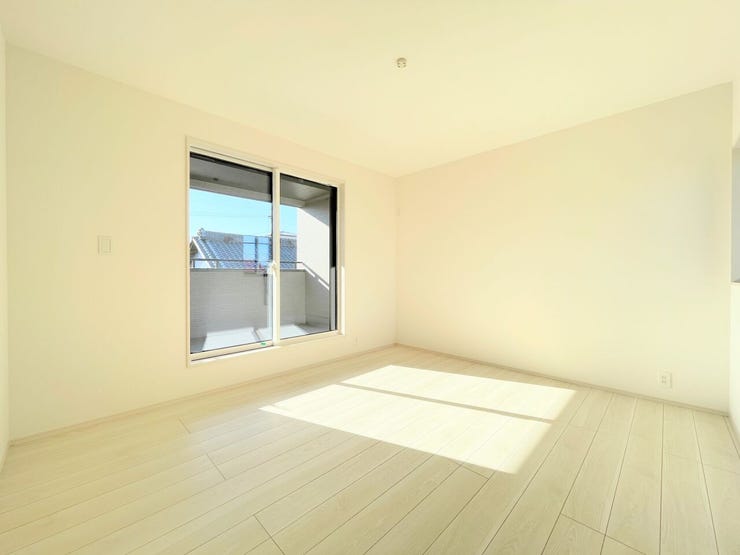 バルコニーに面したお部屋です。
お天気のいい日にはたっぷりと陽を取り込むことができ、
ベッドの上のお布団もふかふかになりそうですね。