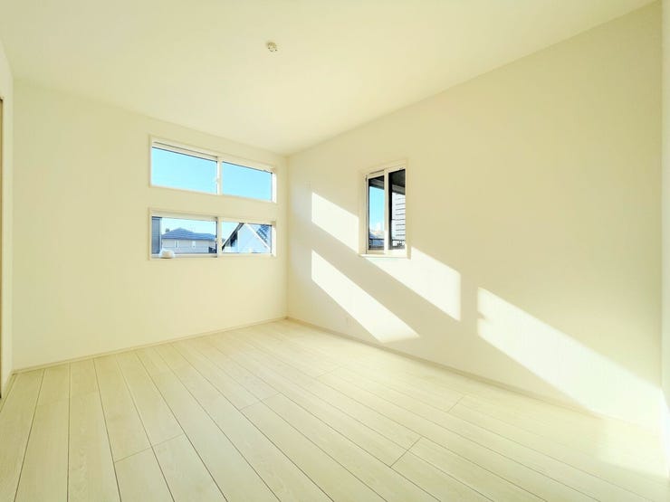 白を基調としたお部屋には、どんなインテリアも合わせやすく、
開放感や清潔感ある空間にしてくれます。