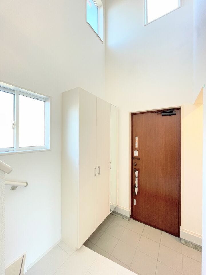 吹抜玄関には収納棚が設置されています。
家族全員分の靴など片付けておけるので
スッキリとした空間を保てます◎