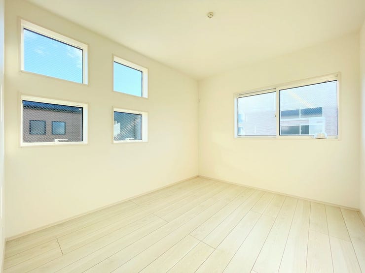 2面の窓からしっかり採光を感じることができます。
起床したら、空気の入れ替えなどで1日を始めてもいいですね。