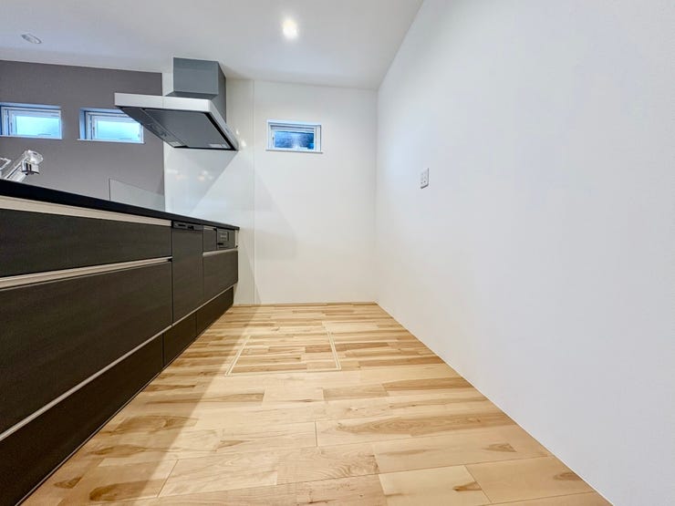 収納棚や冷蔵庫を置いても十分なスペース