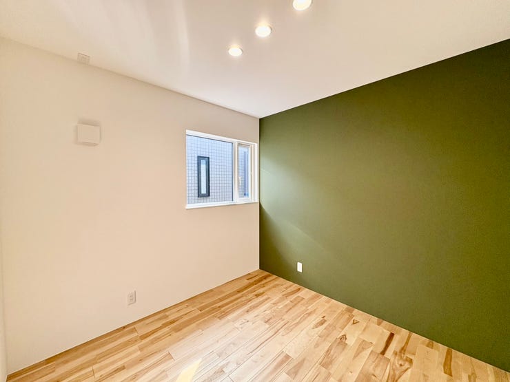 グリーンのクロスが印象的な洋室。
クローゼット付きで収納力◎