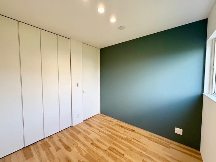 ブルーのクロスが印象的な洋室。
クローゼット付きで収納力◎