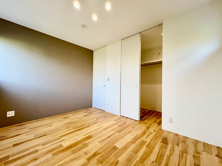 ブラウンのクロスが印象的な洋室。
クローゼット付きで収納力◎