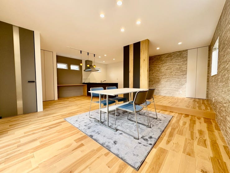 明るい色のフローリングのためお部屋も明るい印象