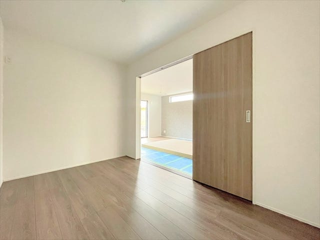 リビングとつながるお部屋は、
お客さまが遊びに来た時にも使えますし、
ちょっと疲れた時にお昼寝できるのもうれしいですね。