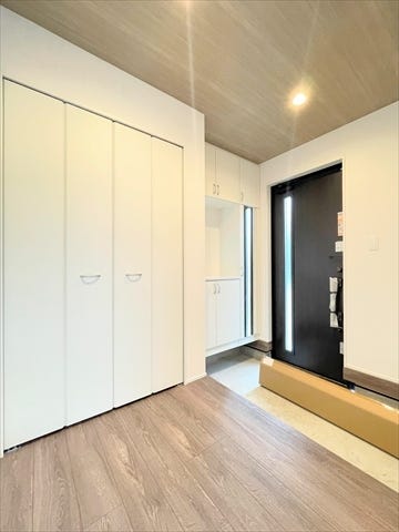 玄関には収納棚が設置されています。
家族全員分の靴など片付けておけるので
スッキリとした空間を保てます◎