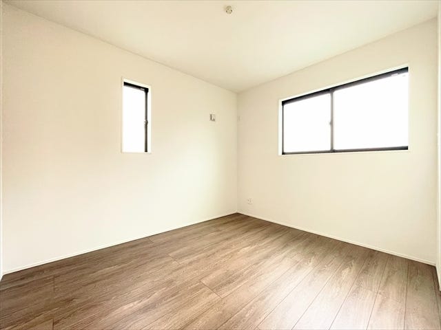 2面の窓からしっかり採光を感じることができます。
起床したら、空気の入れ替えなどで1日を始めてもいいですね。