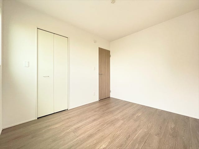 クローゼットには子どもが自分で身支度ができるように
ラックや棚などを設置して
どこになにがあるのか把握しやすい空間に工夫してもいいですね。