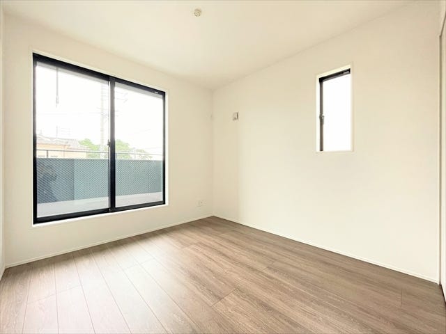 バルコニーへ出入りのすることが出来るお部屋です。
お部屋の中には南向きの窓から暖かな光と風が入り込む素敵な空間になります。