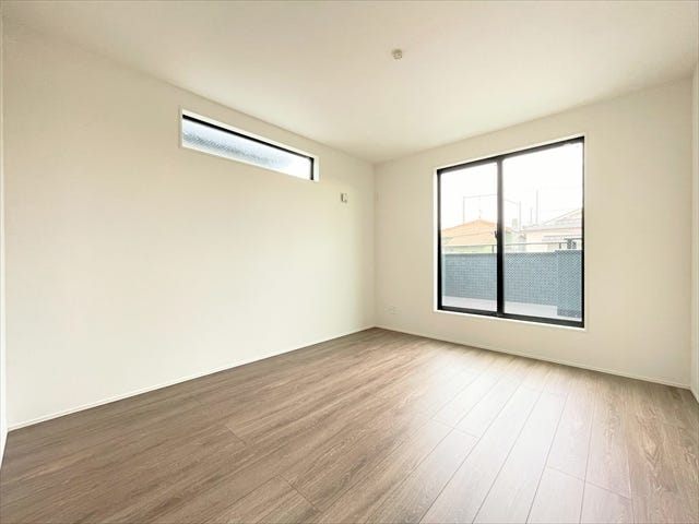 南側バルコニー部分から取り込まれる暖かな採光をお部屋全体に循環し、
陽が落ちるまで気持ちよく過ごすことのできるお部屋です。