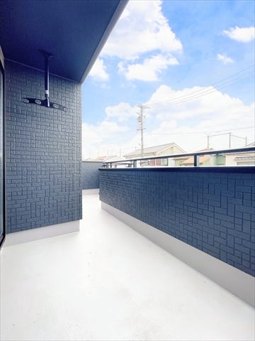 洗濯物を干すだけではなく、おしゃれに活用できれば生活がもっと豊かになります。
光もたっぷり差し込むため、部屋の奥まで自然光が明るく照らします。