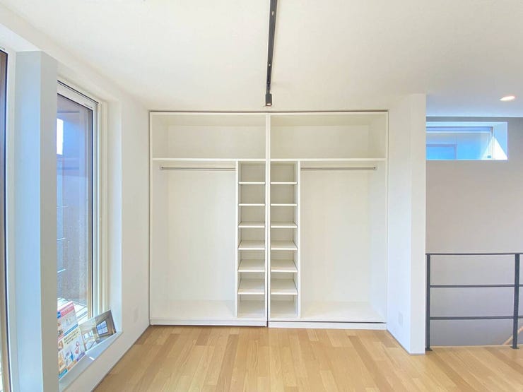 《洋室 可動収納》
お子さまの誕生や成長に合わせて間取り変更!
収納スペースもしっかりと確保♪