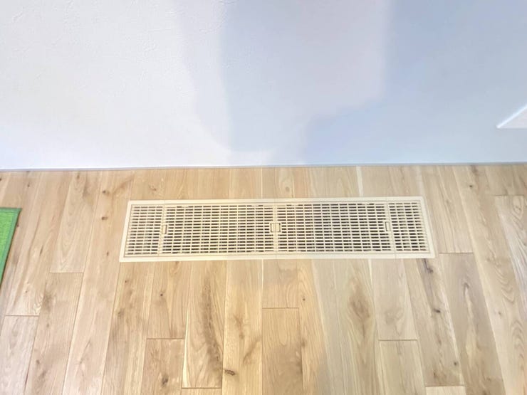 《空調ガラリ》
建物の換気や空気の流通をスムーズにし、湿気や臭いのこもりを防いでくれます。