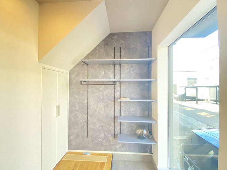 《玄関収納》
ゆとりある広さの玄関にはSIC以外にも収納スペースあり!