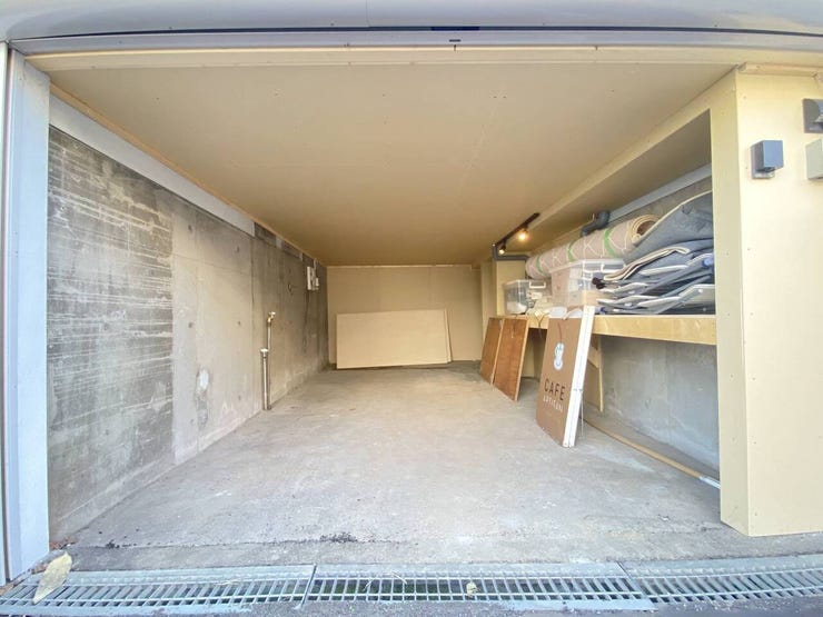 《車庫》
シャッター付きの車庫があり、大切なお車を雨や雪から守ります。