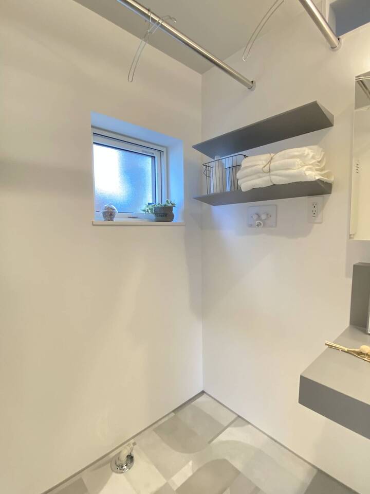 《洗濯機置き場》
上部収納棚あり!洗濯機を設置してもゆとりある広さの洗面室です。