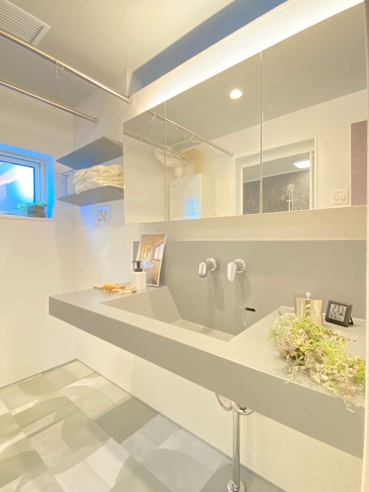 《洗面化粧台》
大きな鏡・シンプルなデザインで使い勝手の良い洗面化粧台。