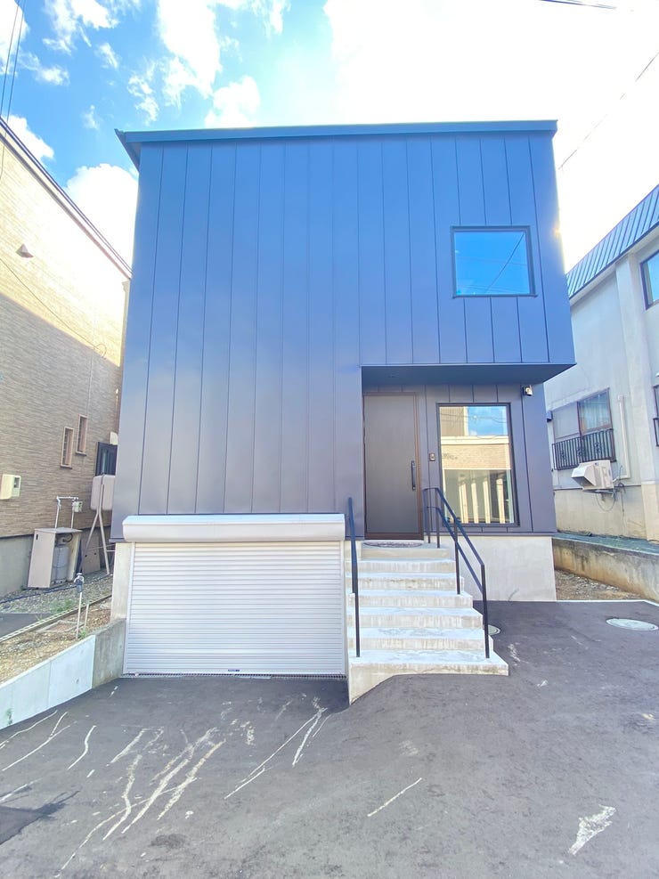 《外観写真》
駐車スペース2台分(※車種による)を確保!
青空が映えるスタイリッシュな外観です。