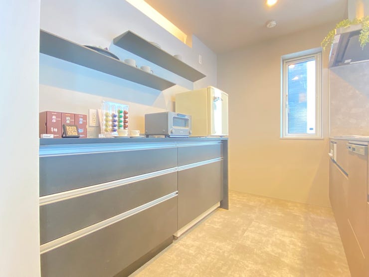 《キッチン背面収納》
豊富な収納が嬉しい♪すっきりとした状態を保つことができお料理も捗ります。