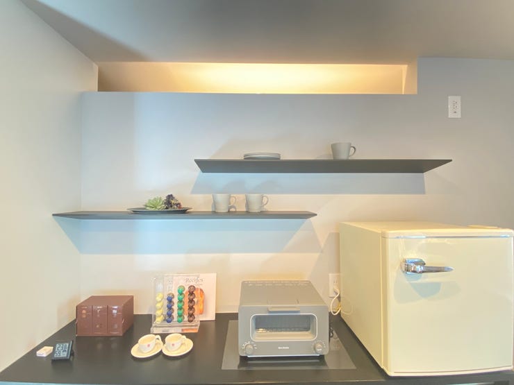 《キッチン背面収納》
デザイン性にもこだわった背面収納。
お好みのグラス等をディスプレイしても◎