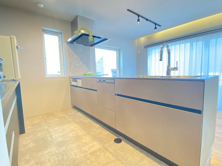 《キッチン》
IHクッキングヒーター採用でお手入れが簡単!
家事負担を軽減してくれる食洗器付!