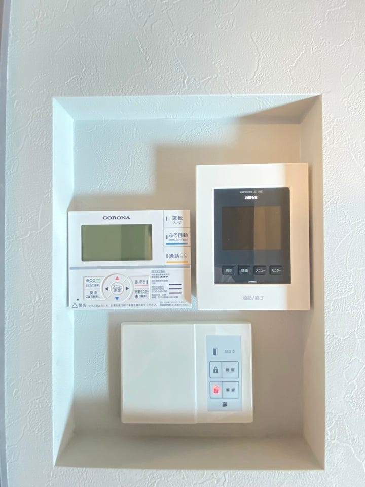 《コントロールパネル》
急な来客時も安心のモニター付きインターホンあり!