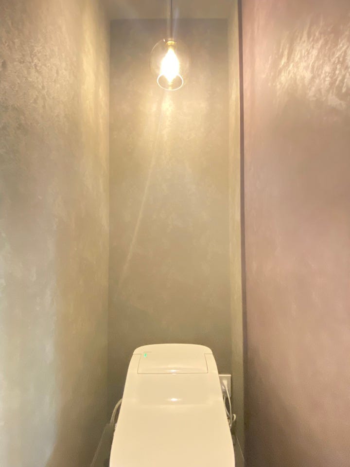 《トイレ》
シンプルな構造でお掃除のしやすいタンクレストイレ。
ウォシュレット付きです。