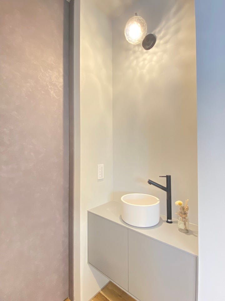 《トイレ 手洗い場》
高級感あるデザイン、収納スペースもしっかりと確保しています。