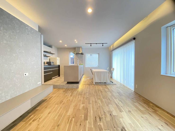 【リビング】
《リビング》
南西向きで日当たり良好!
高級感のある無垢の床材を使用した上質な空間です。