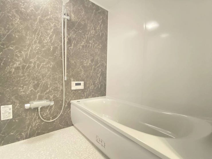 《浴室》
ゆとりある広さのバスルーム。1日の疲れを癒してくれます。