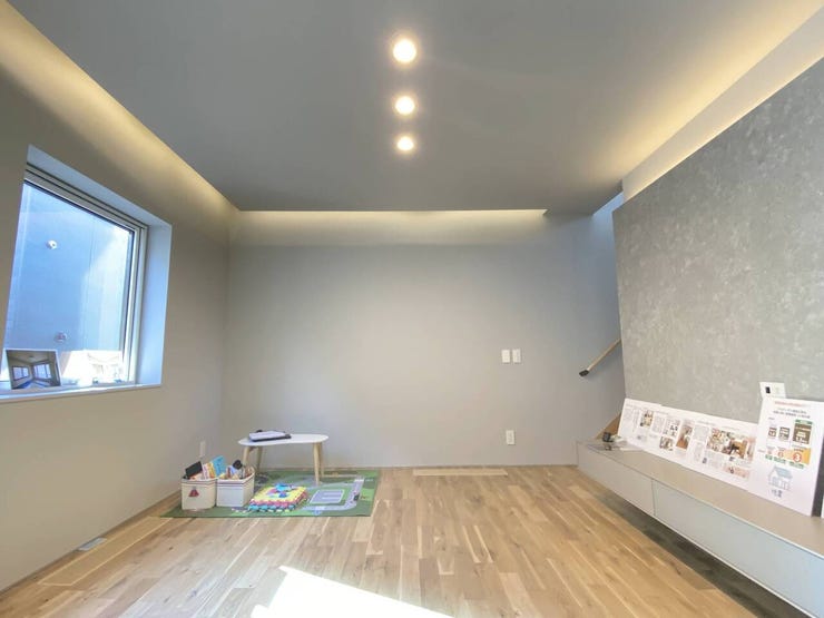 《リビング》
テレビは壁に掛けることでより広々空間に!
ご家族みなさまでおくつろぎいただけます。