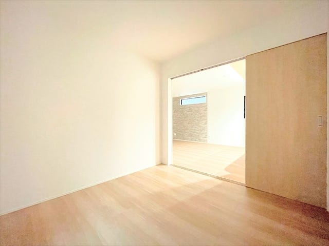 リビングとつながるお部屋は、
お客さまが遊びに来た時にも使えますし、
ちょっと疲れた時にお昼寝できるのもうれしいですね。