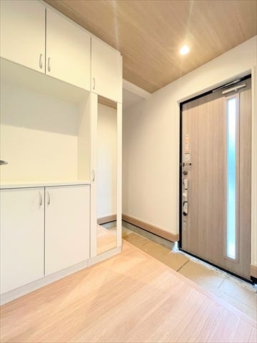 玄関には収納棚が設置されています。
家族全員分の靴など片付けておけるので
スッキリとした空間を保てます◎