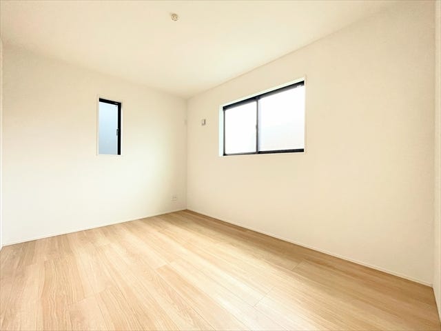 2面の窓からしっかり採光を感じることができます。
起床したら、空気の入れ替えなどで1日を始めてもいいですね。