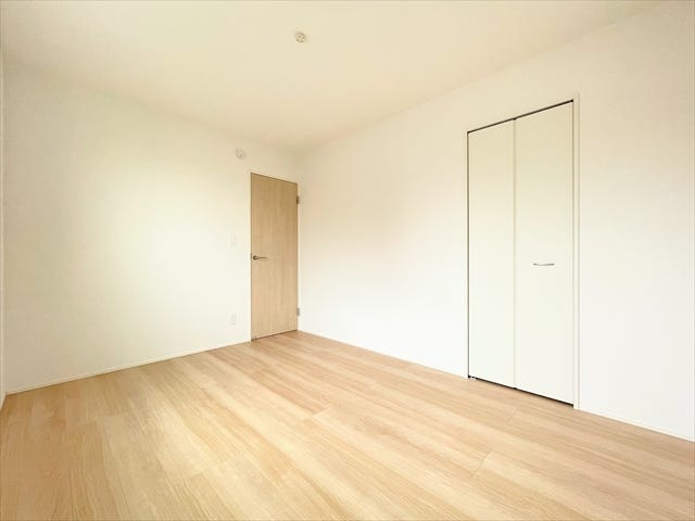 大きなキャリーケースもすっぽりと収まるのでお部屋の中をスッキリとさせることが出来ます。