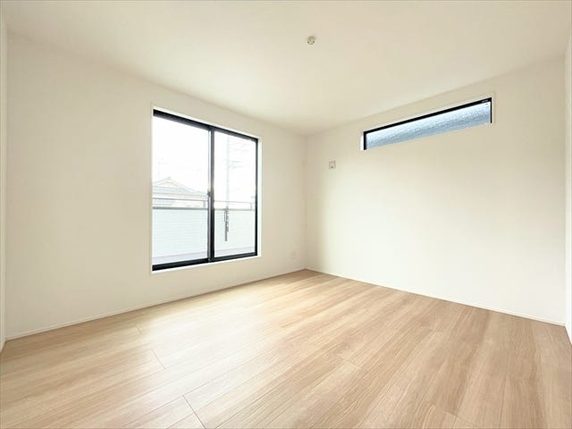 高窓は光を取り込み、プライバシー性も高くなります。
家具の配置もしやすいですね。