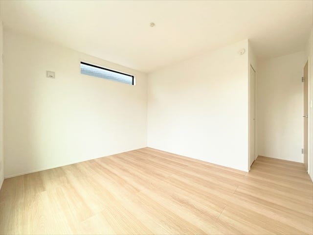 隣家からの視線を気にすることなくプライベート空間を確保しつつも
窓からの光でお部屋を明るく広く感じることが出来ます。